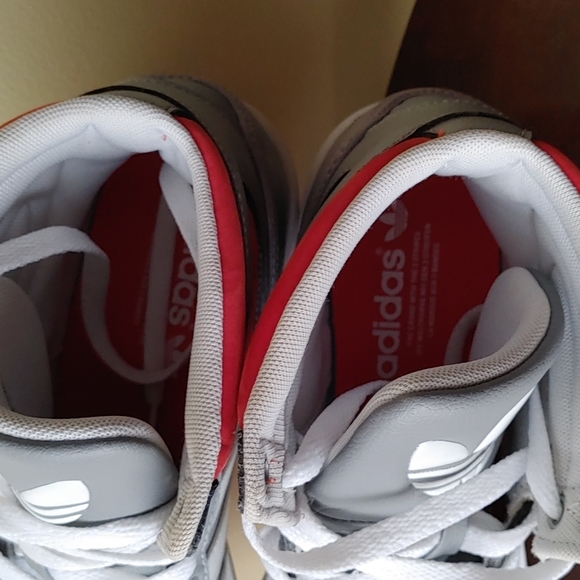 ❌❌SOLD❌❌Adidas Women's ankle Athletic shoes size 8 Gray and Red - Picture 6 of 7